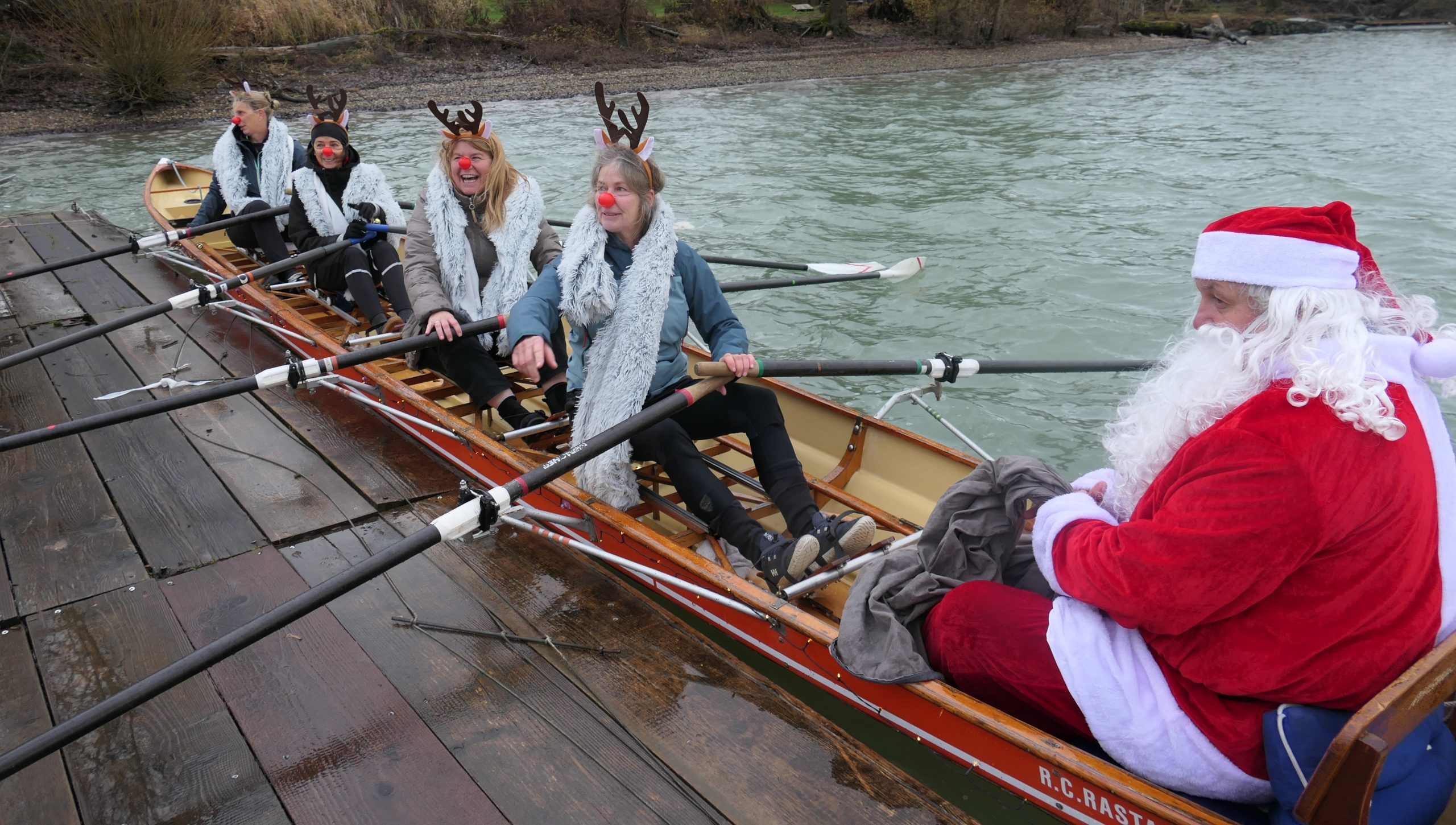 Gerudert von vier „Rentieren“ kam der Nikolaus (Vorsitzender Matthias Koerwer) zum Bootshaus des Ruder-Club-Rastatt am Goldkanal. Zuvor hatte er ein unfreiwilliges Bad genommen.